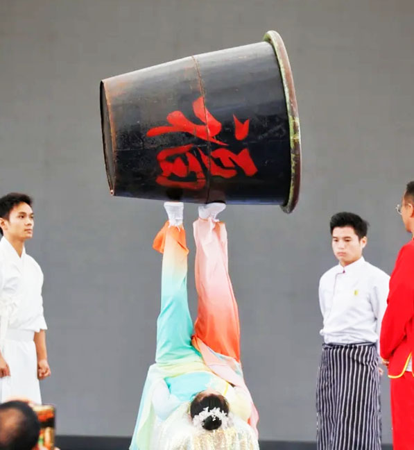 民俗演艺秀《 蹬技 》